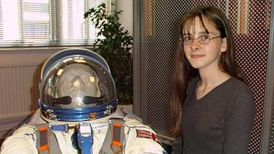 14-godišnja devojčica stoji pored svemirskog odela 
