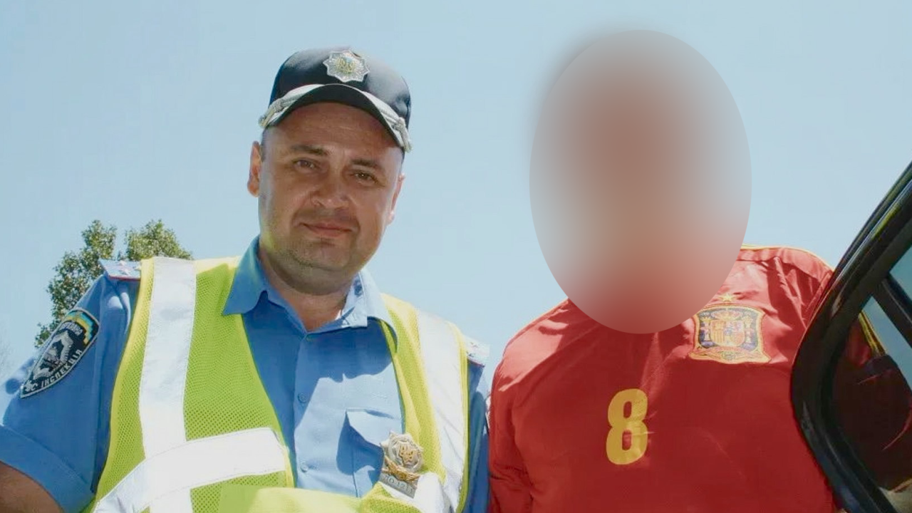 Levo je muškarac u uniformi saobraćajnog policajca, dok je pored njega čovek u fudbalskom dresu ali mu je lice zamagljeno