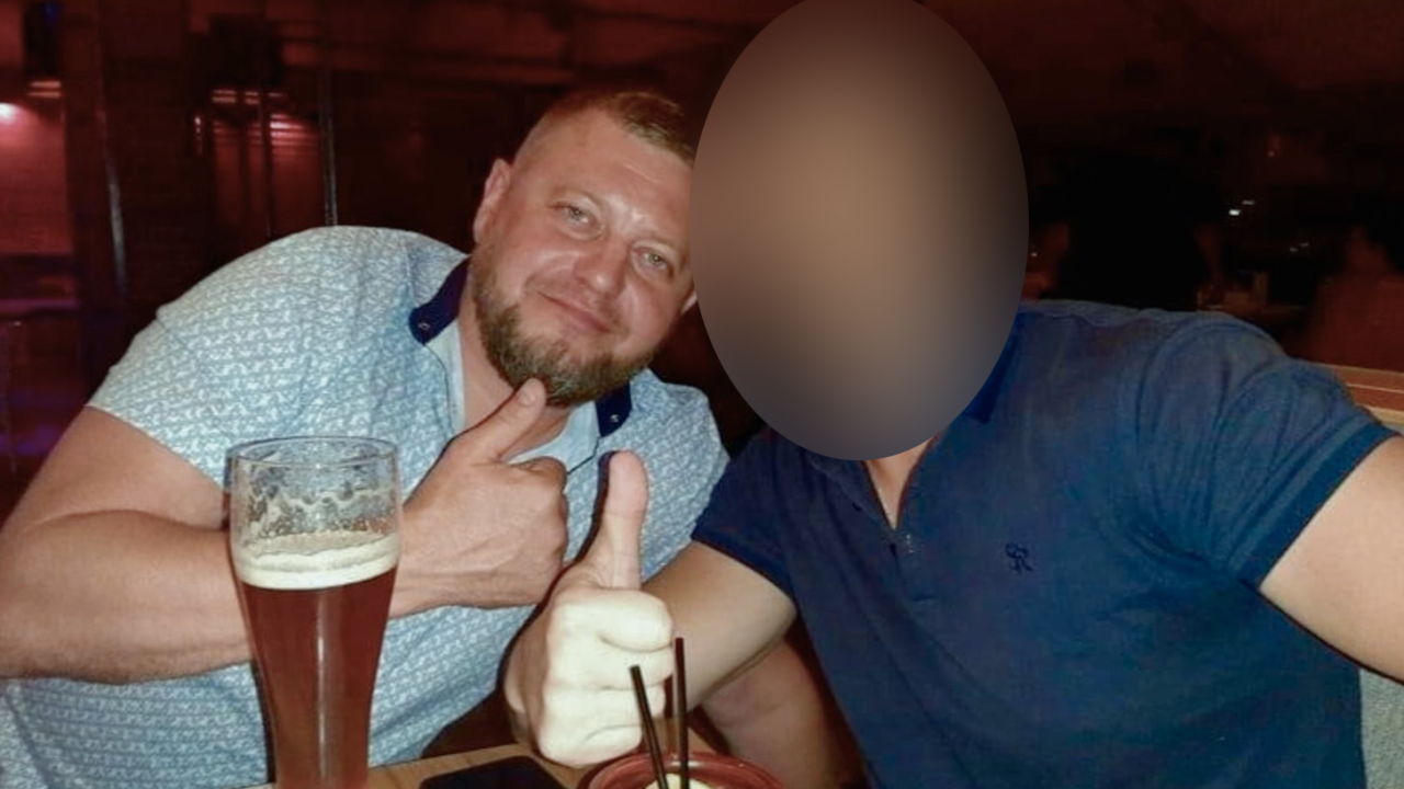 Levo je muškarac u svetloj majici podignutoj palca, pored njega je drugi muškarac kome je lice zamagljeno 