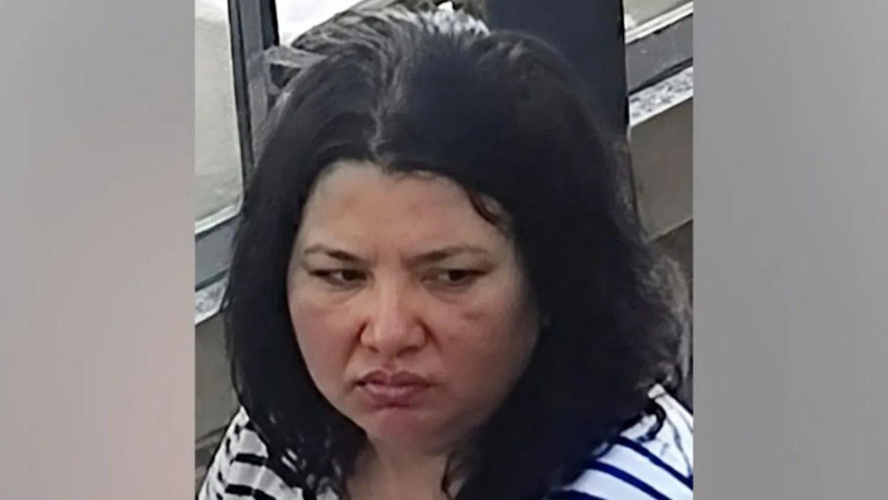 Žena oblog lica i crne kose gleda u stranu