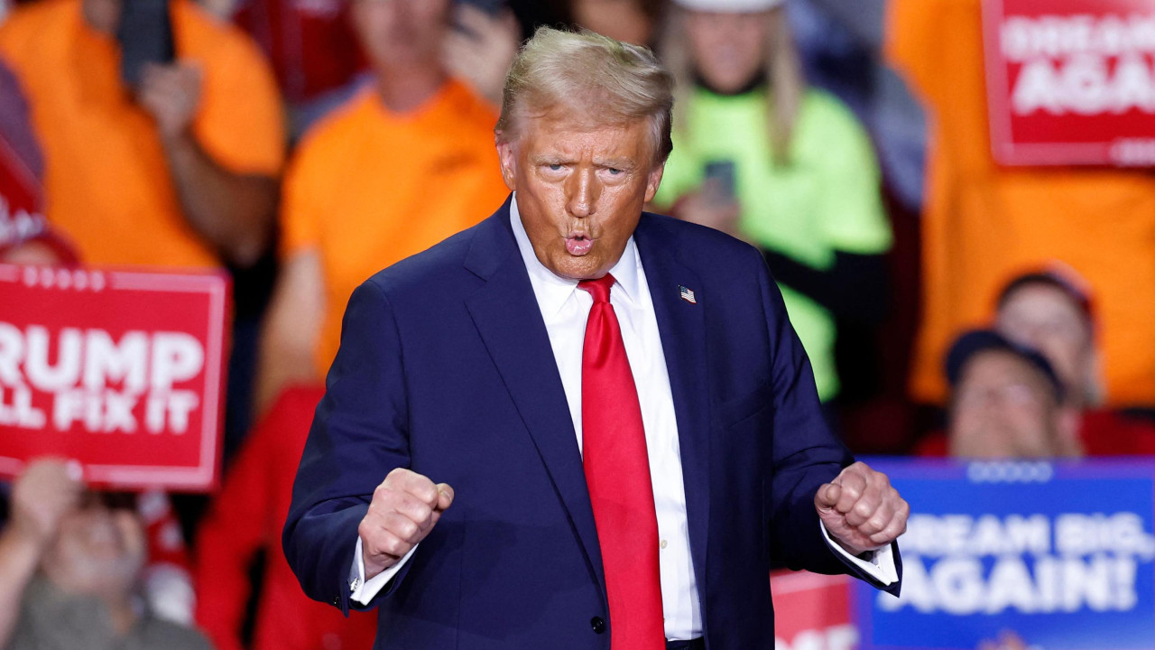 Donald Tramp pleše na jednom od predizbornih skupova