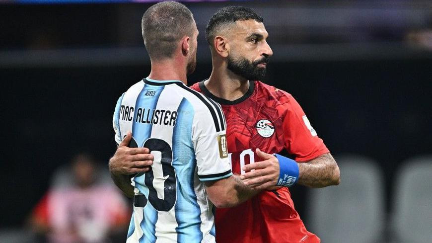 Salah sa dosadašnjim saigračem iz Liverpula Aleksisom Mekalisterom