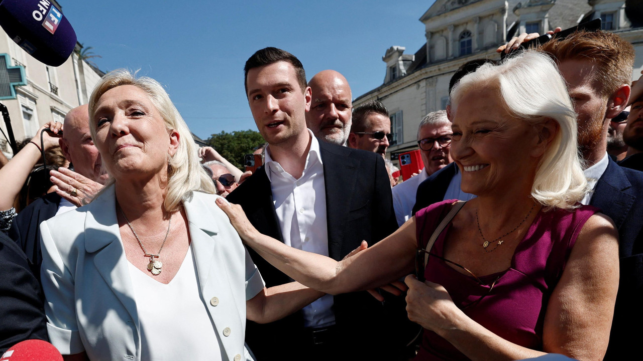 marin le pen okružena pristalicama