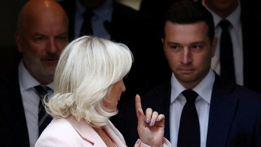Le Pen u razgovoru sa Žordanom Bardelom, predsednikom njene partije, posle donošenja presude