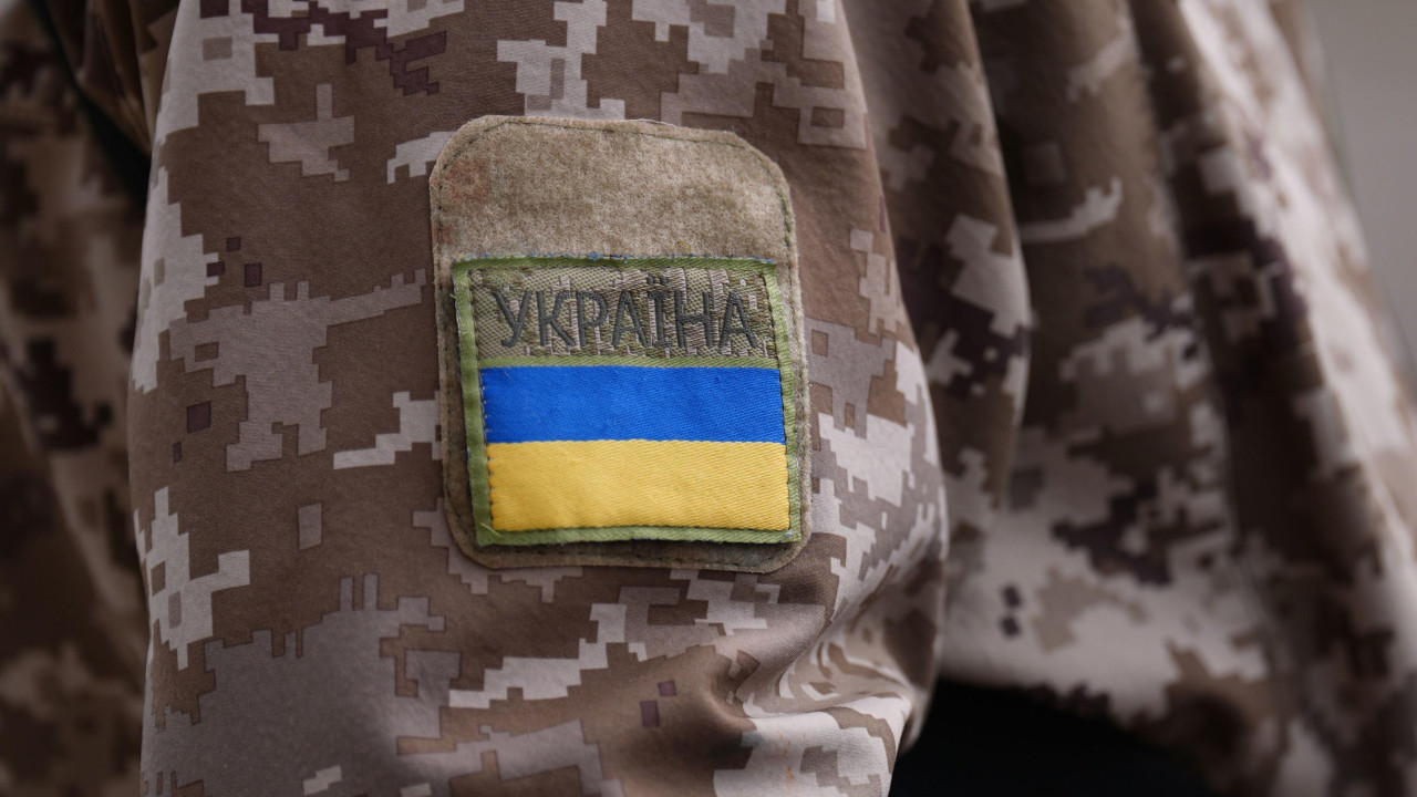 zastava ukrajine na rukavu vojnika