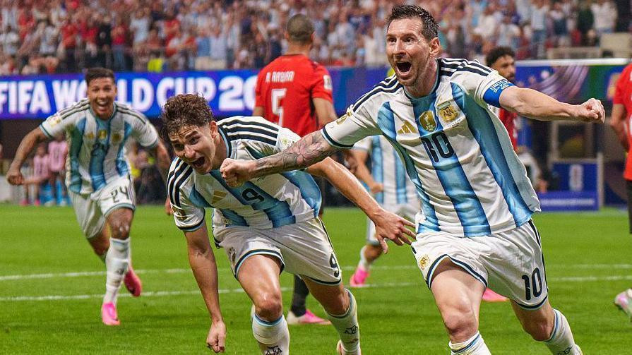 Lionel Mesi, Hulijan Alvarez i Enco Fernandez proslavljaju gol protiv egipta, argentina - egipat, svetsko prvenstvo