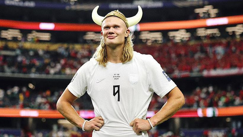 Erling Haland sa norveškim šlemom sa rogovima