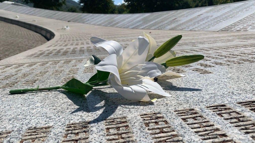 cvet na spomeniku u Potočarima