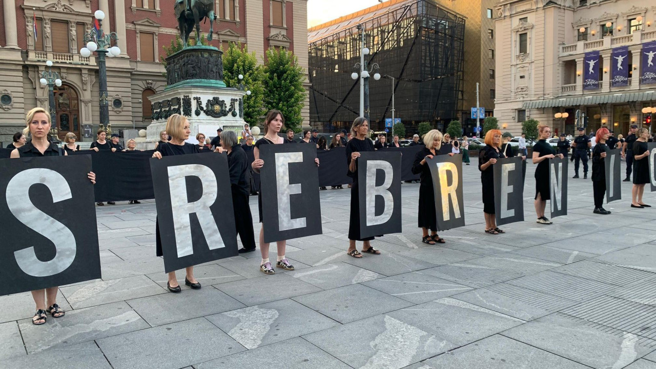Žene u crnoj odeći drže po jedno slovo naziva grada Srebrenica na Trgu Republike u Beogradu