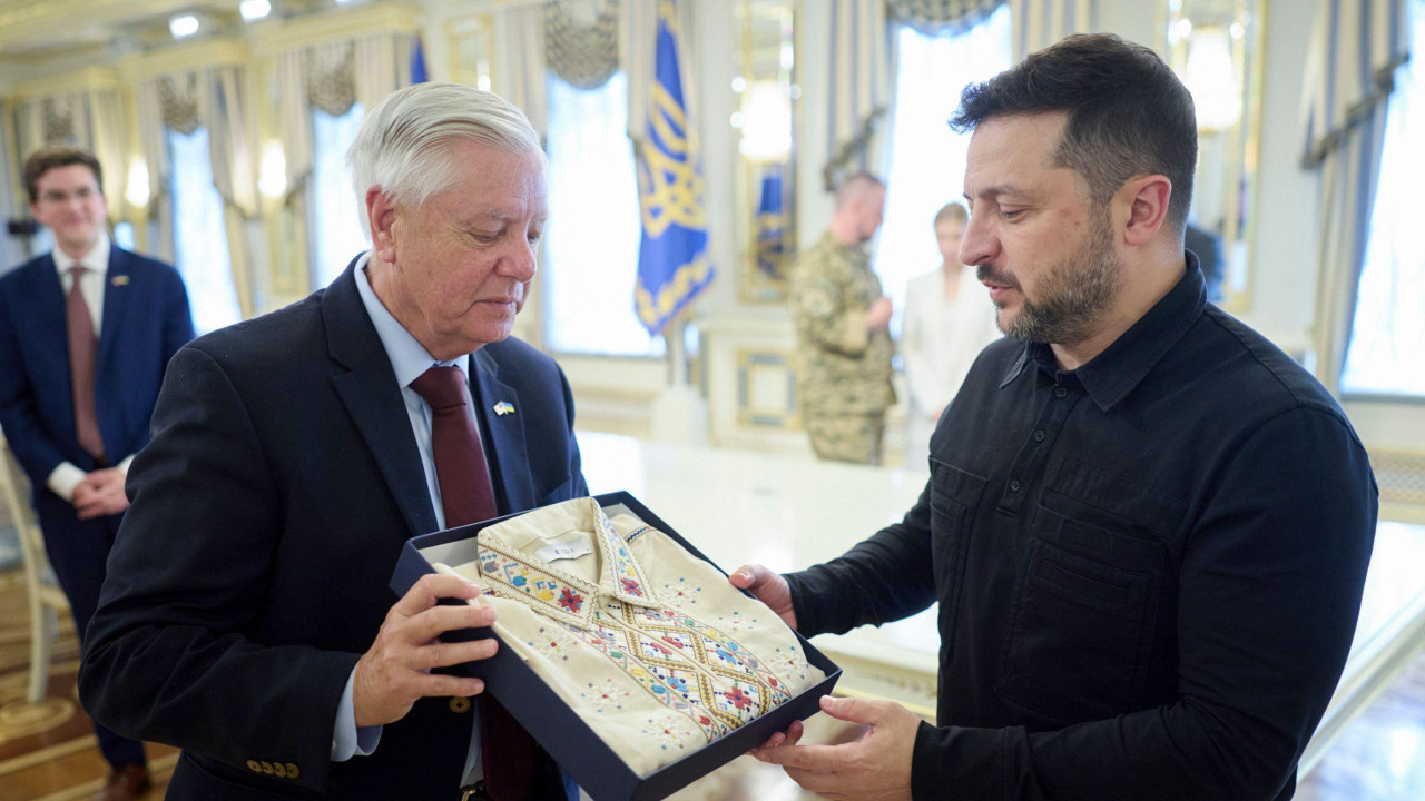 Lindzi Grejem u odelu drži poklon Vladimira Zelenskog - tradicionalnu vezenu košulju
