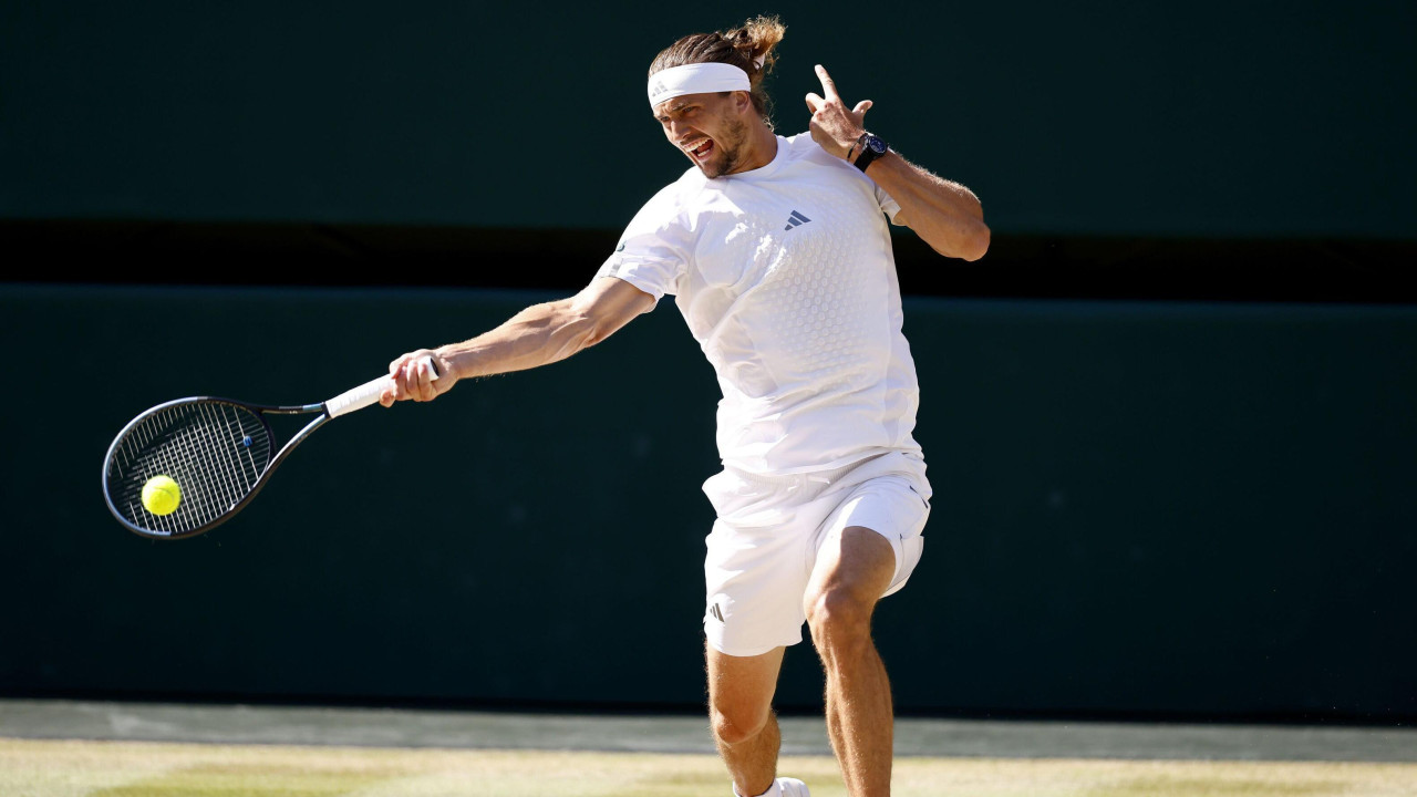 Aleksandar Zverev sa reketom u desnoj ruci udara loptu