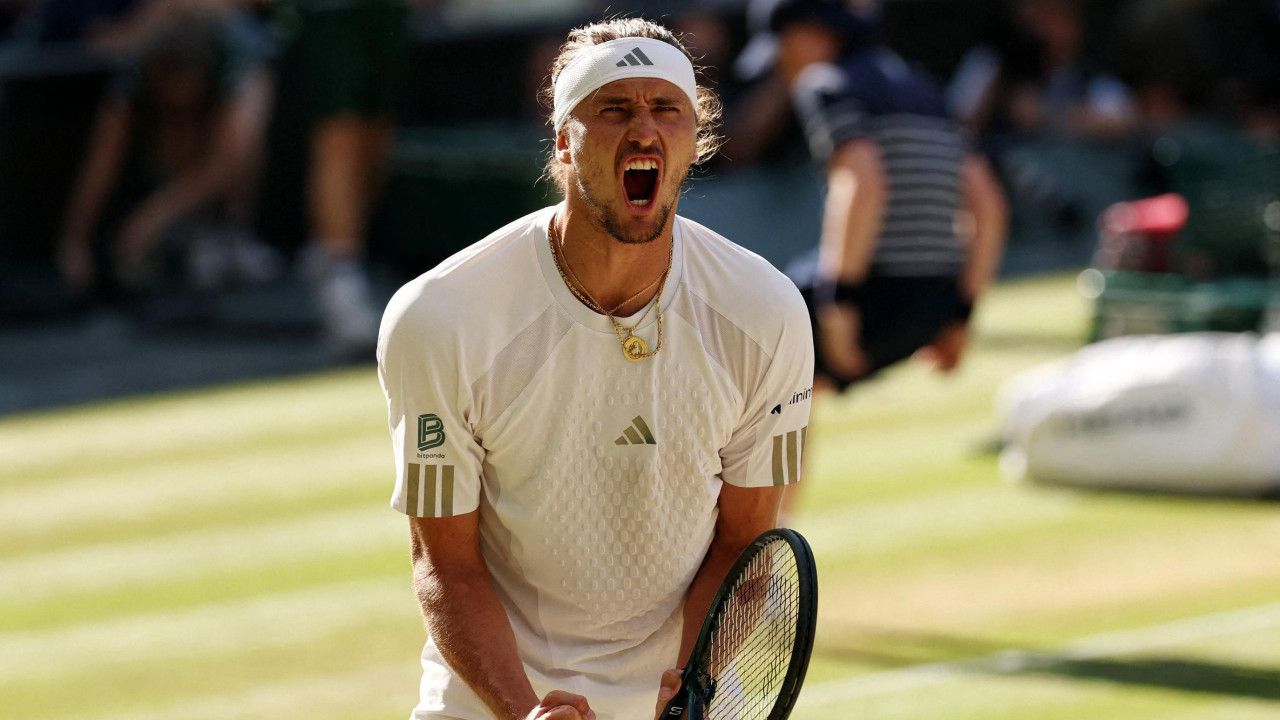 Aleksandar Zverev stisnutih pesnica slavi dobijen prvi set