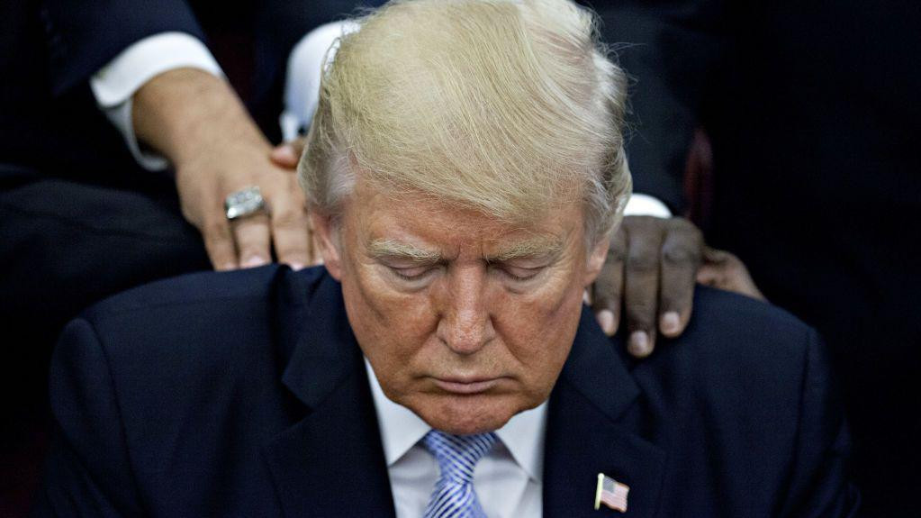 Donald Tramp tokom jedne od molitvi u Beloj kući