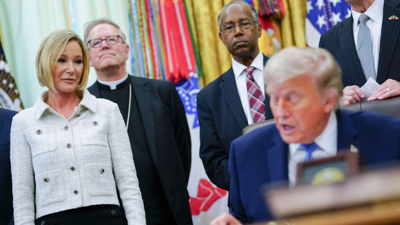Pola Vajt Kejn (skroz levo) i Donald Tramp u Beloj kući