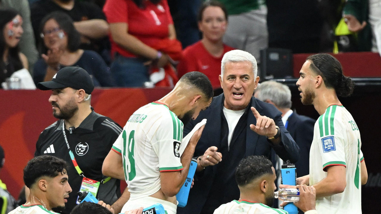 vladimir petković u razgovoru sa fudbalerima Alžira