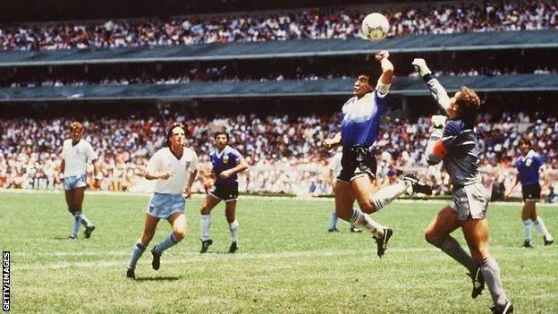 Maradona postiže gol rukom protiv Engleske 1986.