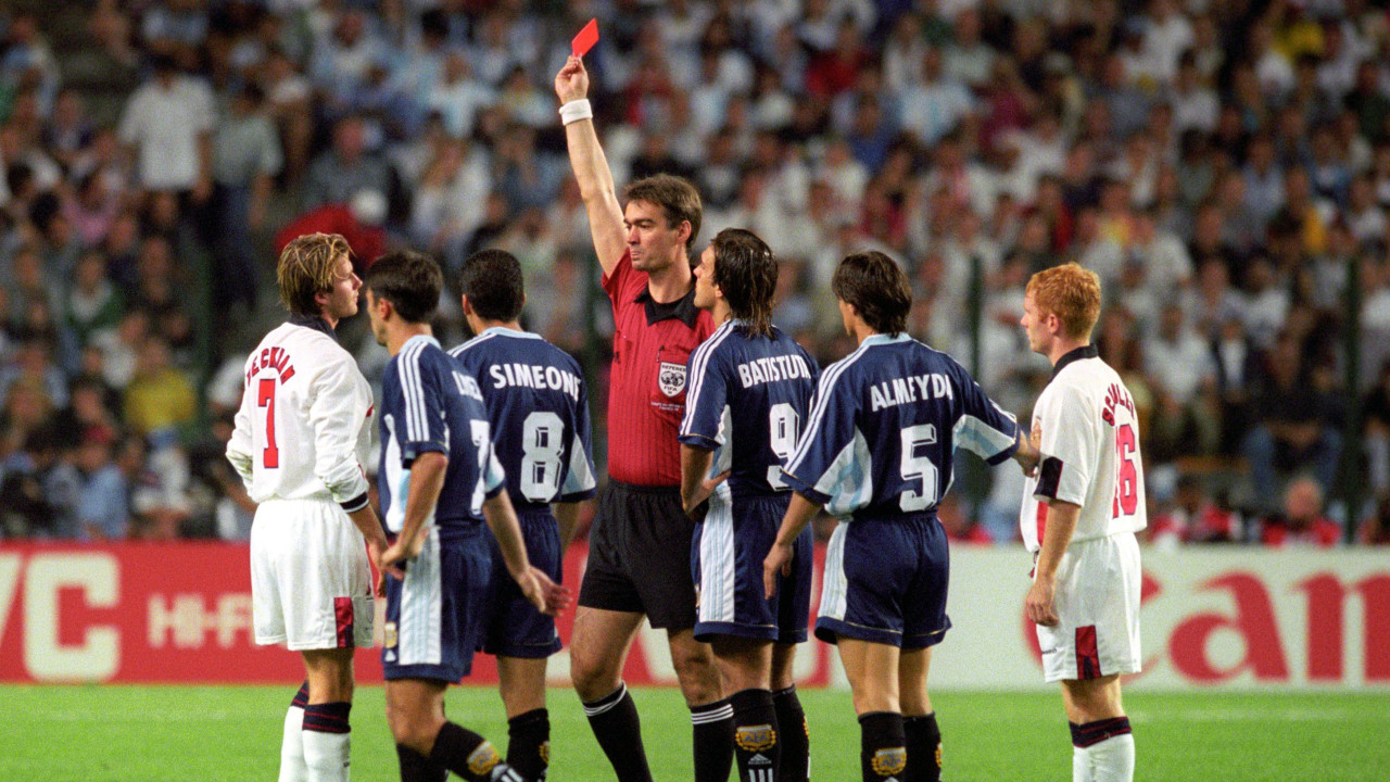 Sudija pokazuje Dejvidu Bekamu crveni karton na meču sa Argentinom 1998.