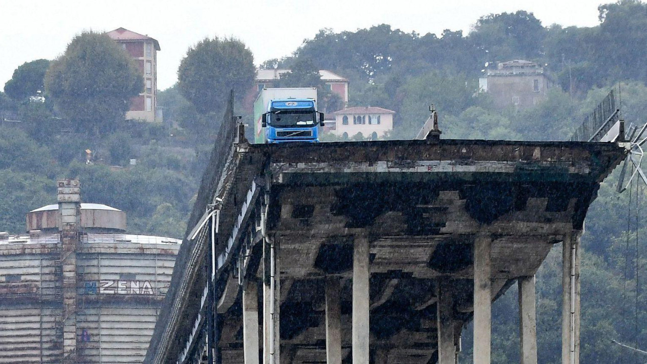 Kamion na ivici mosta u Đenovi posle urušavanja