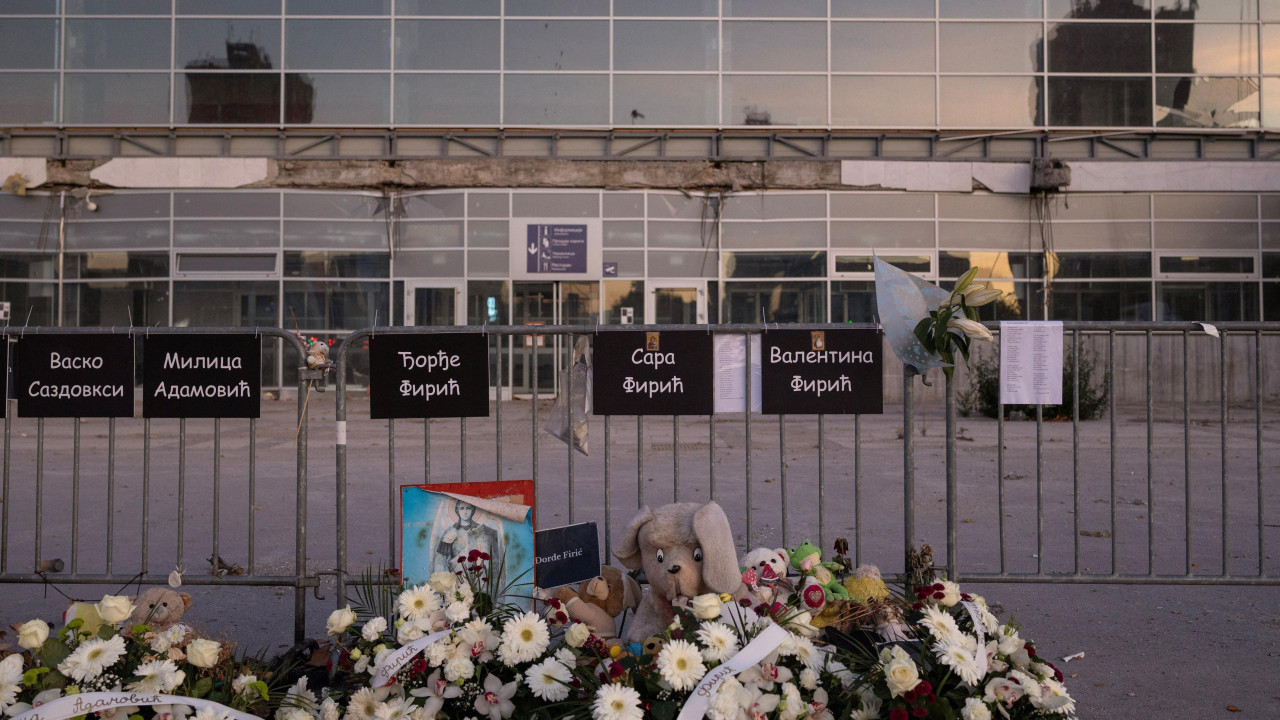 Buketi cveća, plišane igračke i imena žrtava novosadske tragedije na ogradi nedaleko od železničke stanice