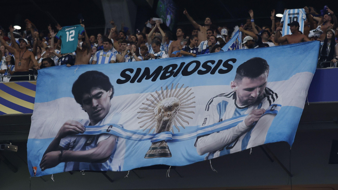 argentina - engleska, navijači argentine, dijego maradona i lionel mesi