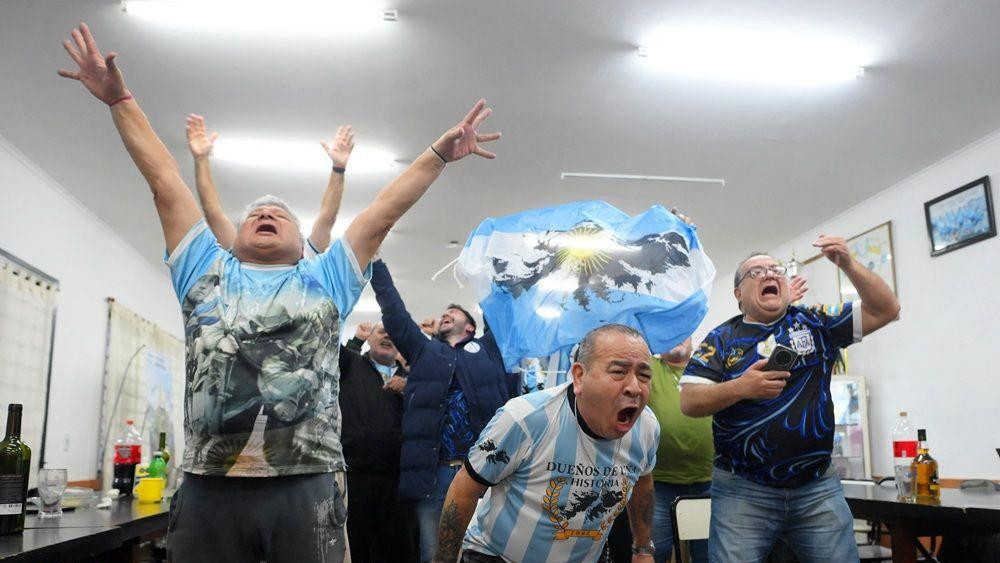 argentina - engleska, navijači argentine, malvini su argentinski, folklandski rat