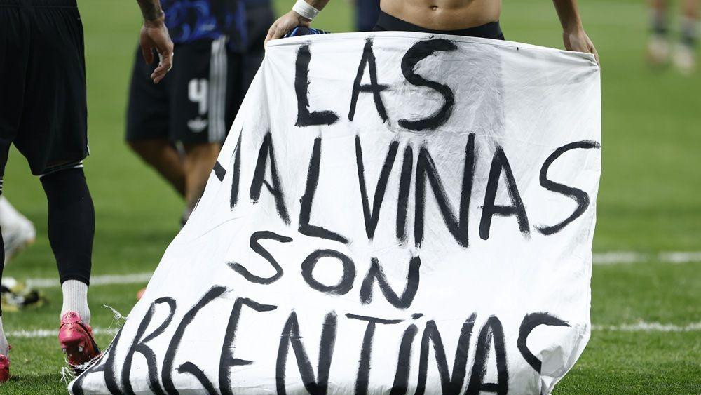 argentina - engleska, navijači argentine, malvini su argentinski, folklandski rat