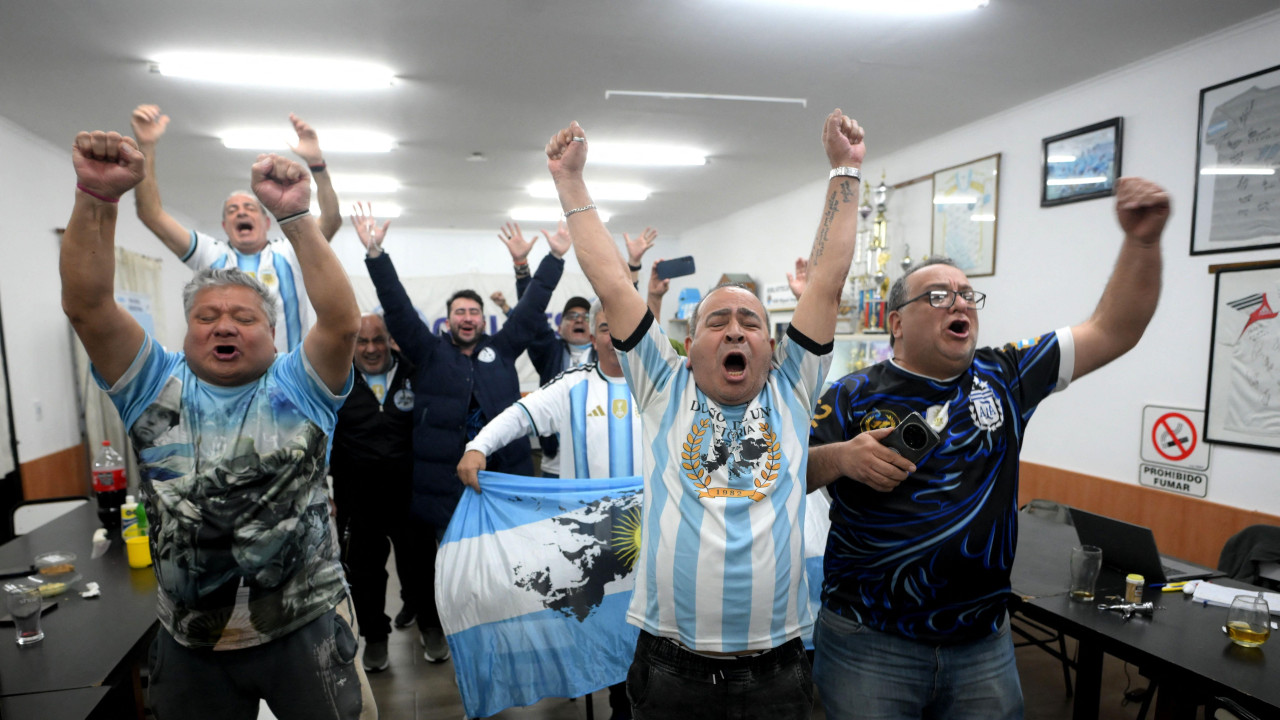 argentina - engleska, navijači argentine, malvini su argentinski, folklandski rat