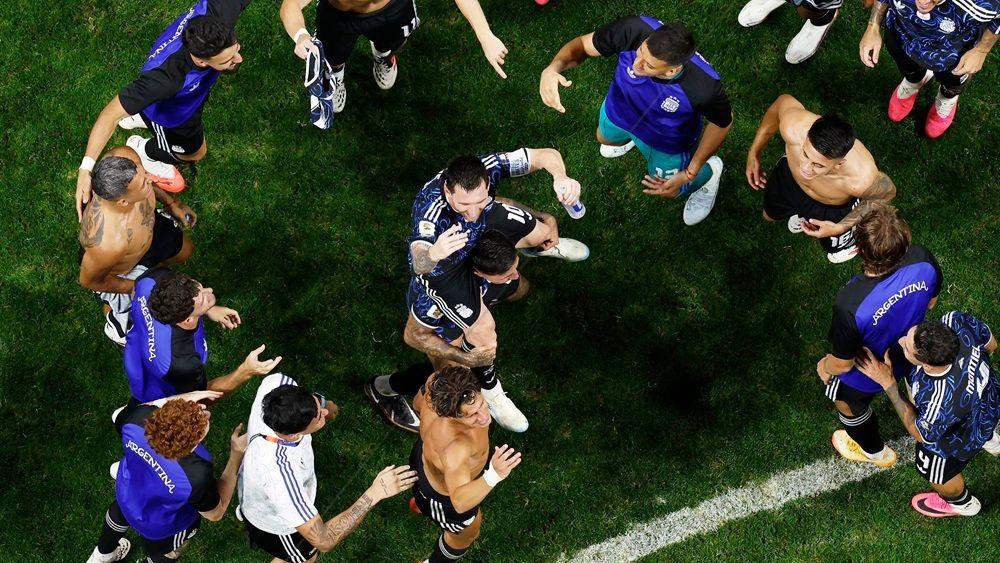 argentina, slavlje argentinskih fudbalera, mesi na ramenima saigrača