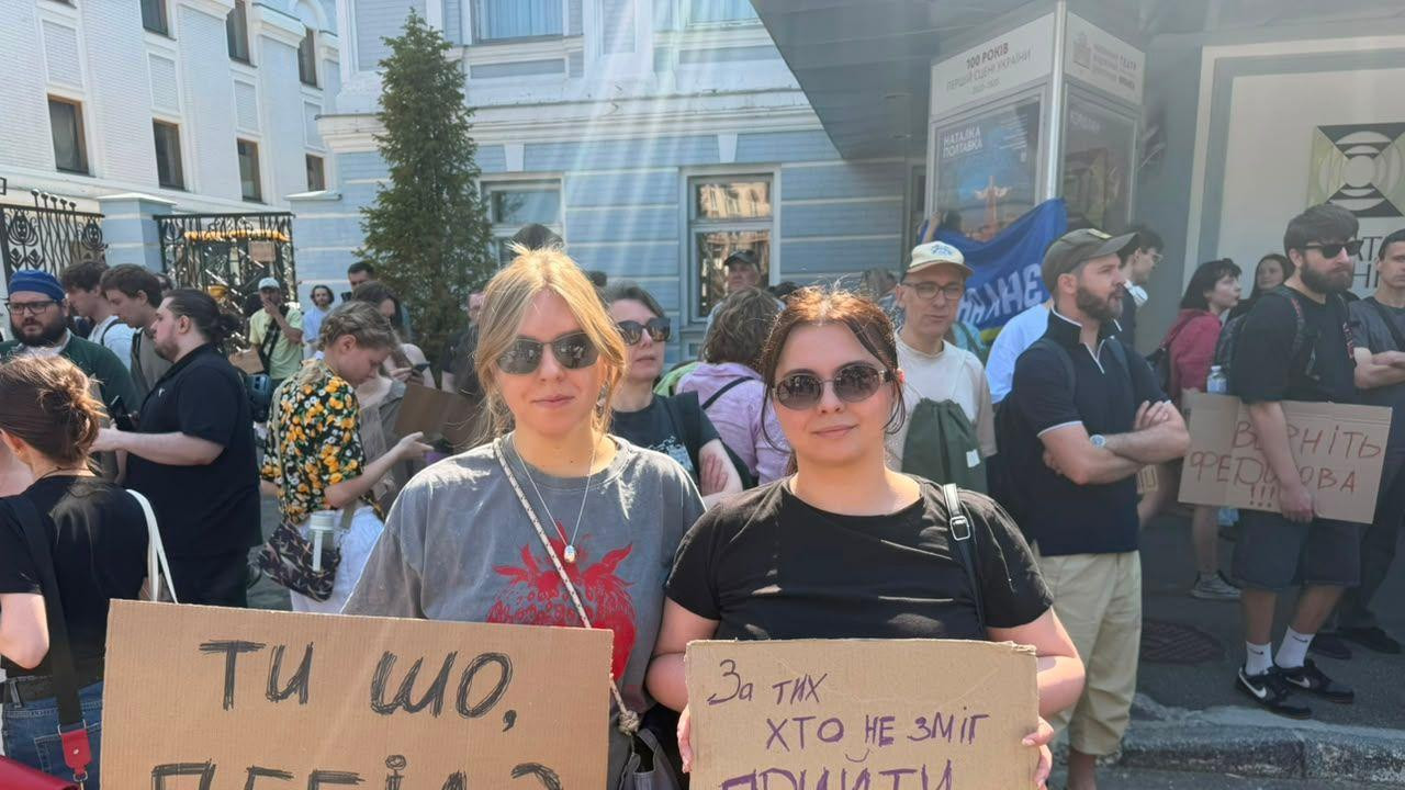 Dve demonstrantkinje u Kijevu drže transparente na kojima piše: „Šta radiš, idiote?“ i „Ovo je za sve one koji nisu mogli da budu ovde“