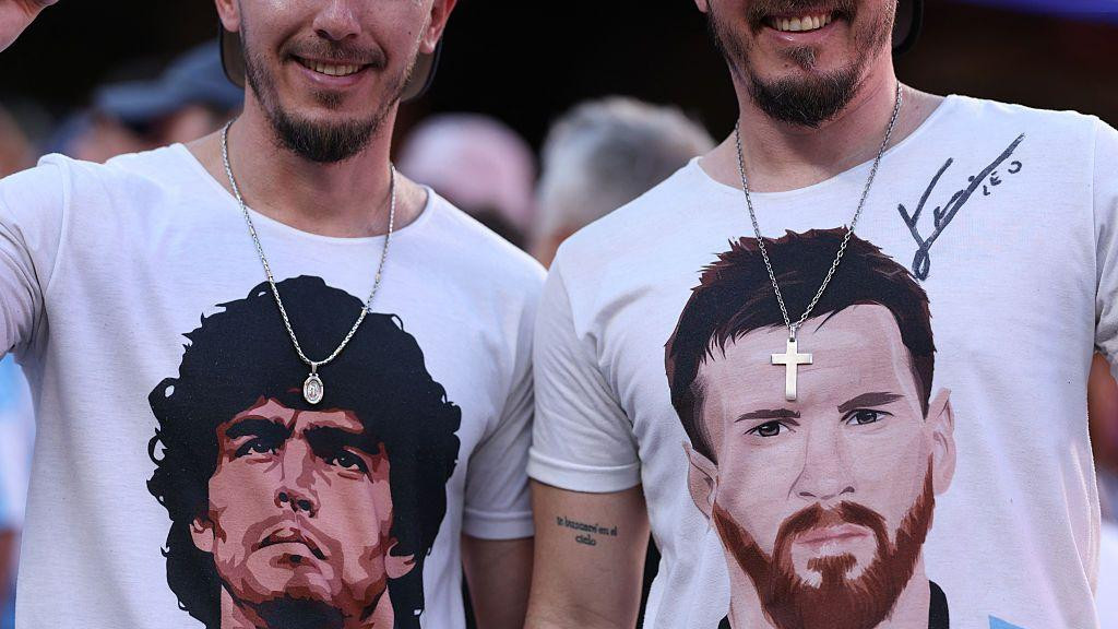 muškarac nosi majicu sa likovima maradone i mesija