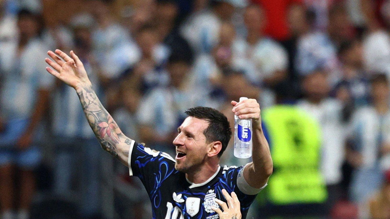 mesi na rukama saigrača posle pobede argentine nad engleskom u polufinalu svetskog prvenstva