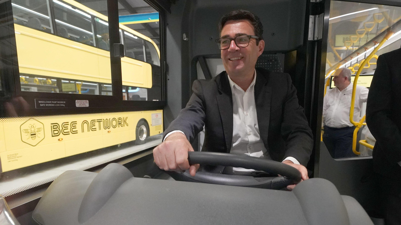 Barnam je rekao da mu je reforma javnog prevoza bio jedan od najuspešnijih poteza kao gradonačelnika Mančestera, endi barnam vozi autobus