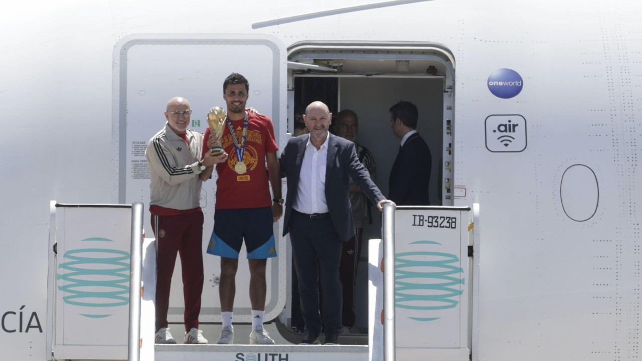Luis de la Fuente, selektor Španije i Rodri, kapiten, iznose trofej iz aviona