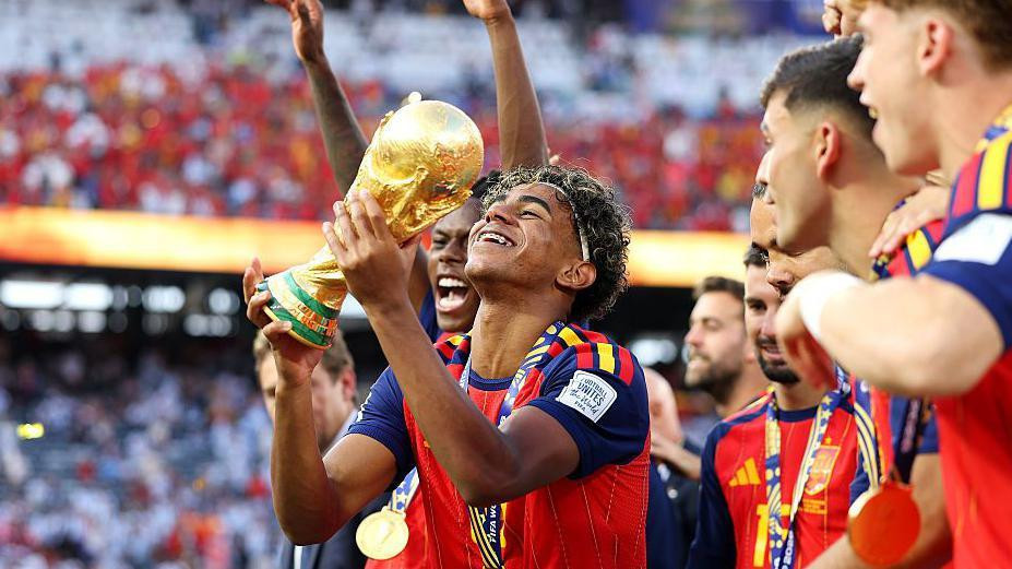 Lamin Jamal podiže trofej namenjen prvaku sveta