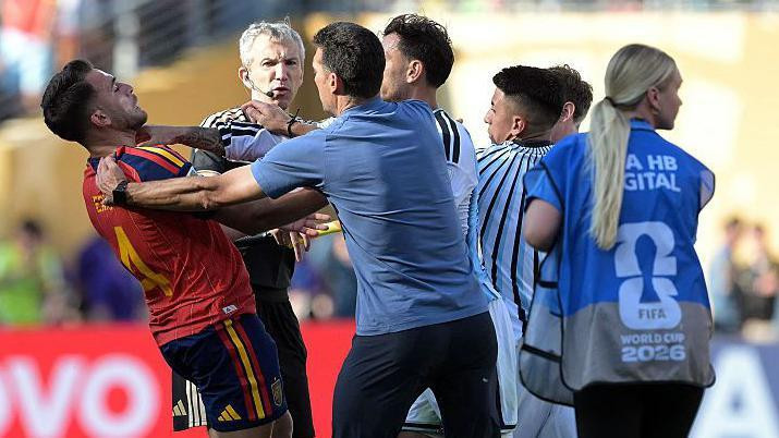 
                    Argentinski fudbaler Leandro Paredes napao je španskog igrača Erika Garsiju posle finala Svetskog prvenstva, selektor Argentine Lionel Skaloni pokušava da ih razdvoji
                