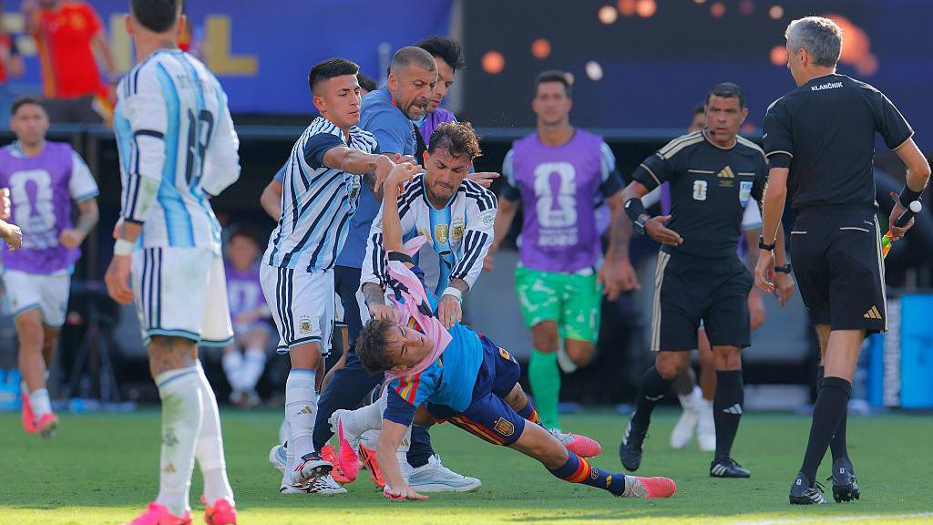 Leandro Paredes i Tijago Almada bacaju Gavija na teren 