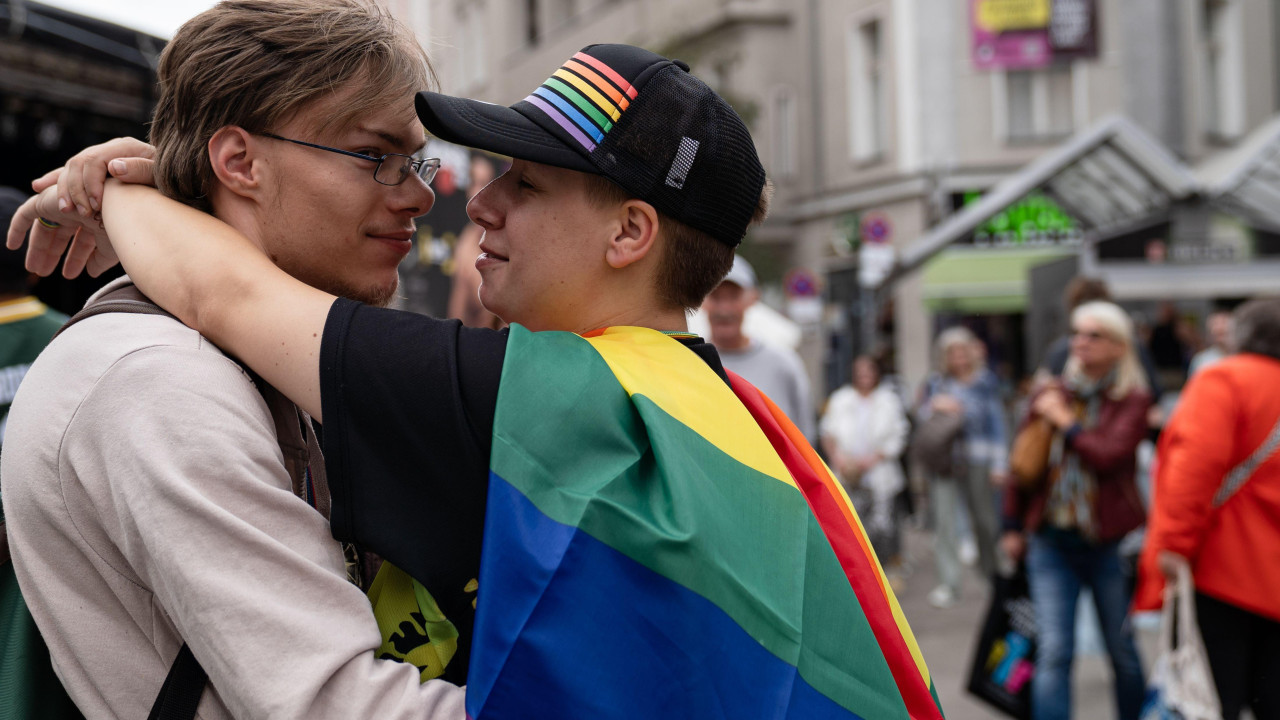 dva muškarca se grle, prajd, lgbt ljudi