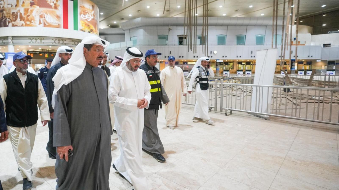 Ahmed el-Abdulah el-Sabah šeta sa drugim zvaničnicima kroz terminal aerodroma, pored ograđenog prostora gde je primetna šteta. Krov je oštećen, crepovi su uklonjeni, a konstrukcije se urušavaju.