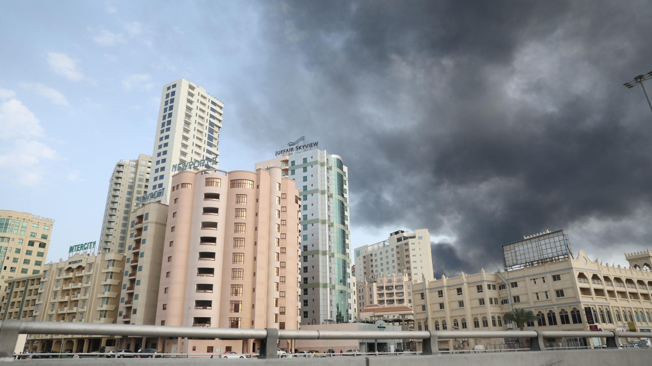 Dim se diže nakon što je Iran izveo raketni napad na sedište Pete flote američke mornarice u Manami, Bahrein, 28. februara 2026. godine.