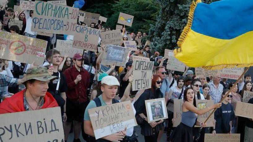 Demonstranti nose transparente 'Fedorov je ministar odbrane', 'Ne dirajte ono što radi', 'Dalje ruke od Fedorova' i 'Vratite Fedorova'