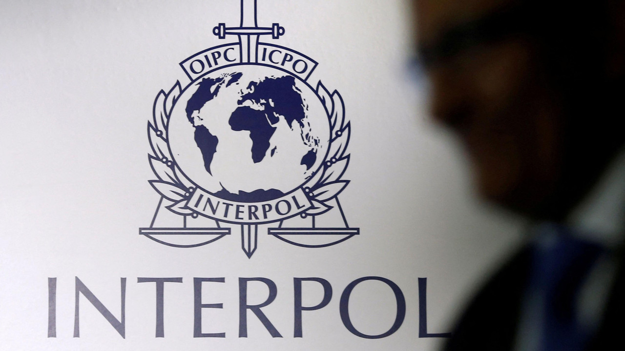 interpol logo i senka muškarca sa desne strane