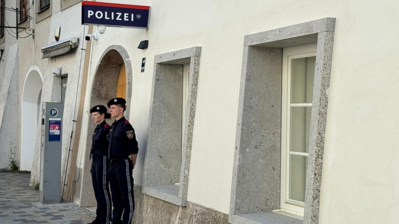 Policija ispred renovirane zgrade 