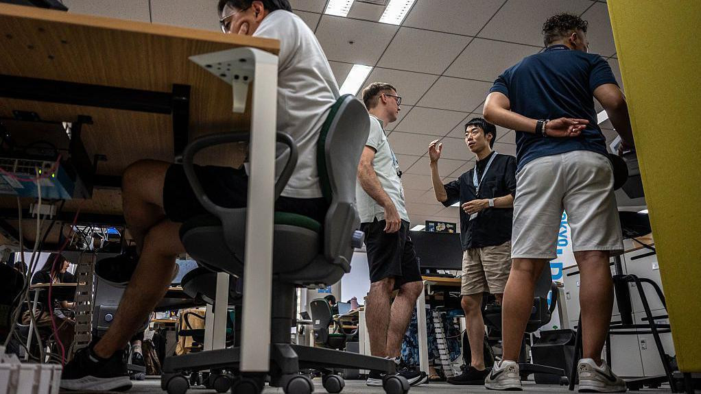 četvorica muškaraca u kancelariji u Tokiju, u Japanu 