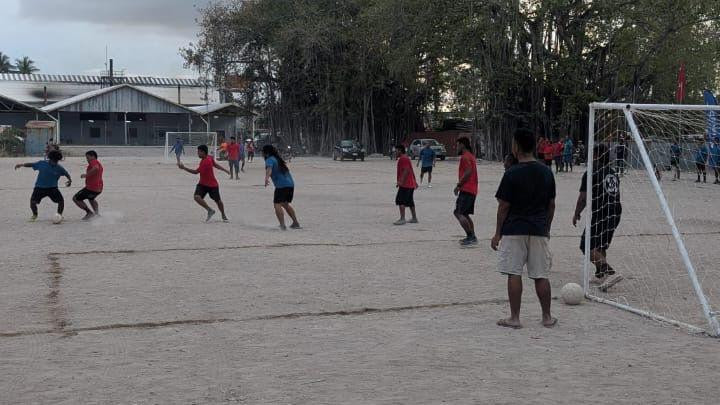 ljudi igraju fudbal na plaži u nauruu