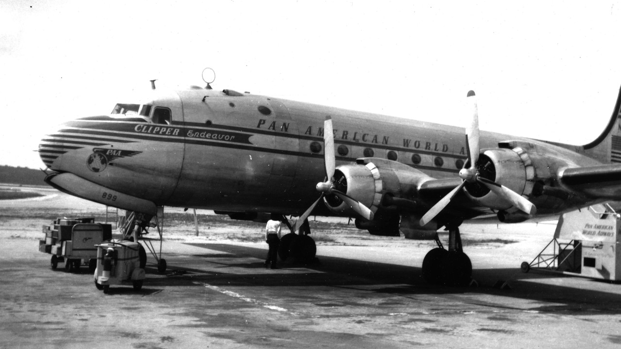 Avion Kliper endejvor (Clipper Endeavor) potonuo je samo nekoliko minuta pošto je udario u vodu, poginulo je 52 od ukupno 69 putnika i članova posade 
