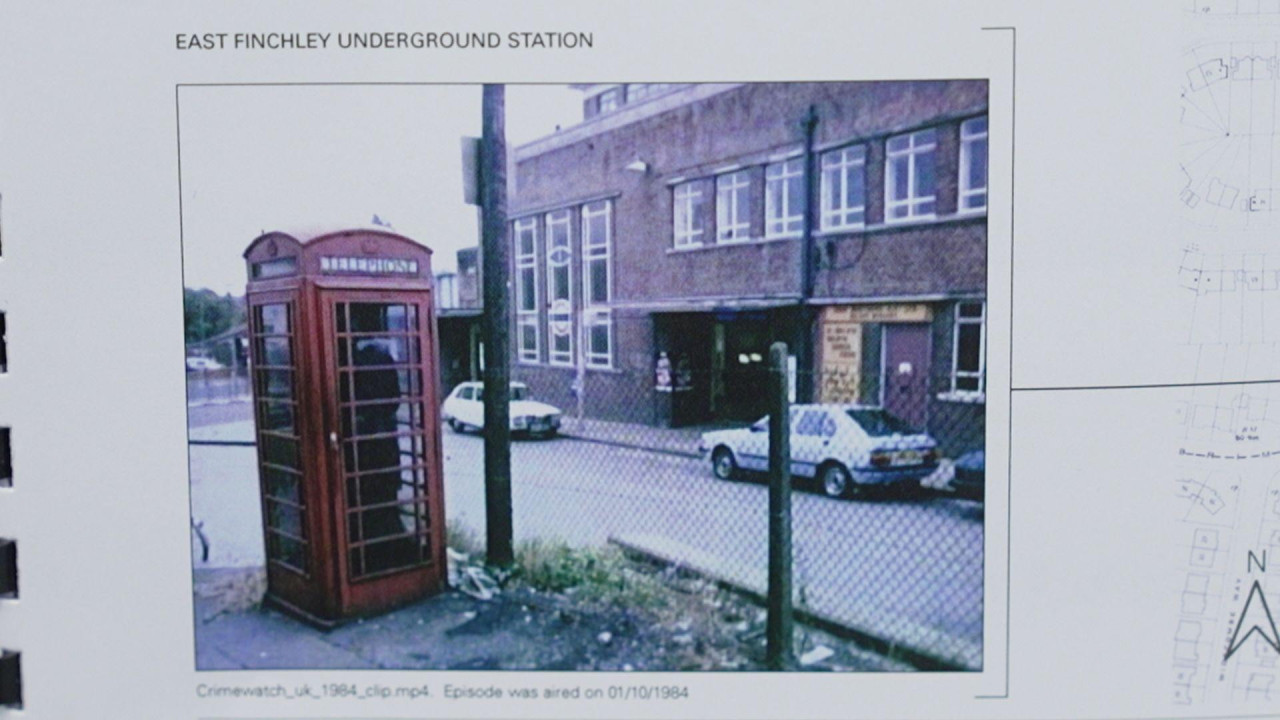 Jedna od javnih telefonskih govornica blizu dotične uličice, fotografisana tokom prvobitne istrage iz 1984. godine