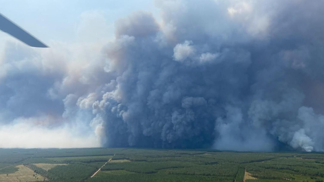 Fotografija iz materijala koju je obezbedila Vatrogasno-spasilačka služba 22 (SDIS33) prikazuje pirokumulonimbus, džinovski oblak nastao usled velikog požara, viđen iz vatrogasnog helikoptera iznad sela Somos, Francuska, 25. jula 2026. godine.