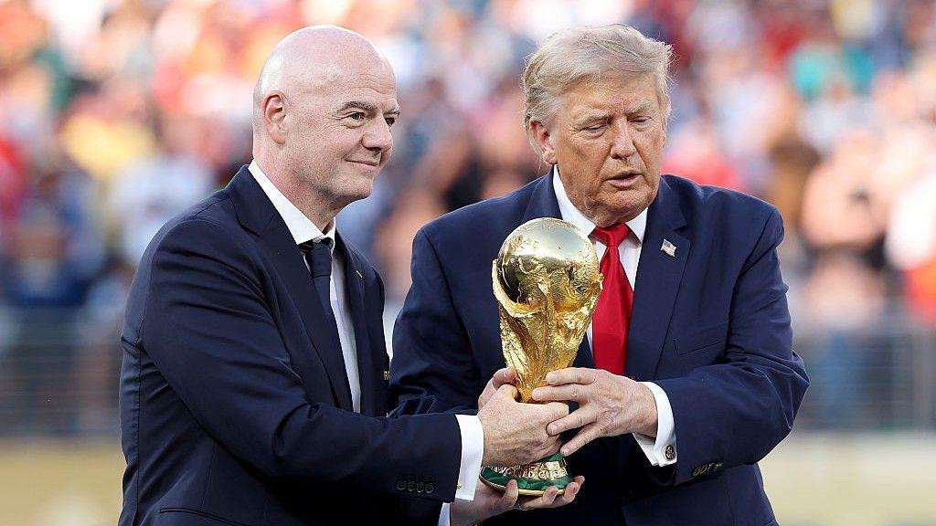 Đani Infantino i Donald Tramp posle finala Svetskog prvenstva dodelili su trofej reprezentativcima Španije