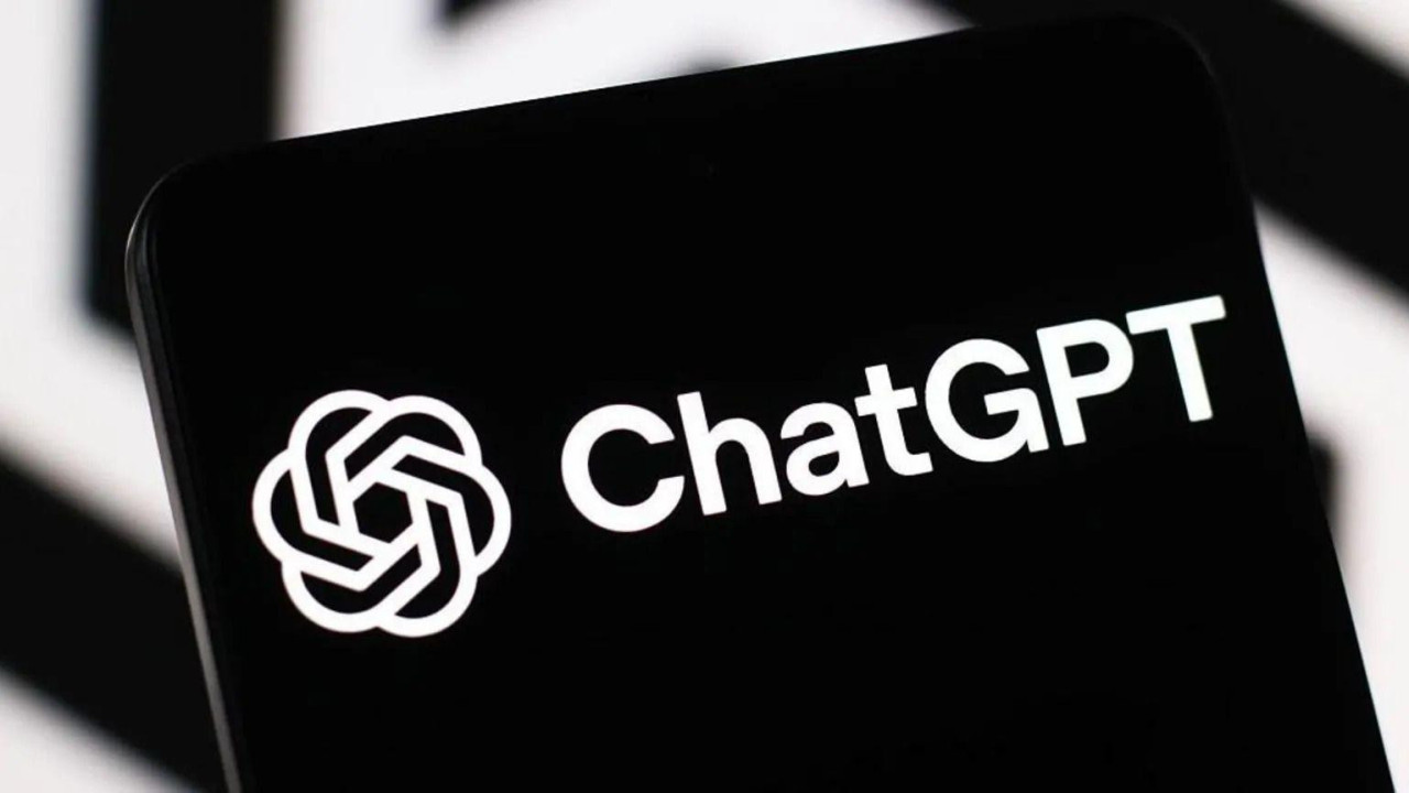 Na crnom uređaju ispisano ChatGPT