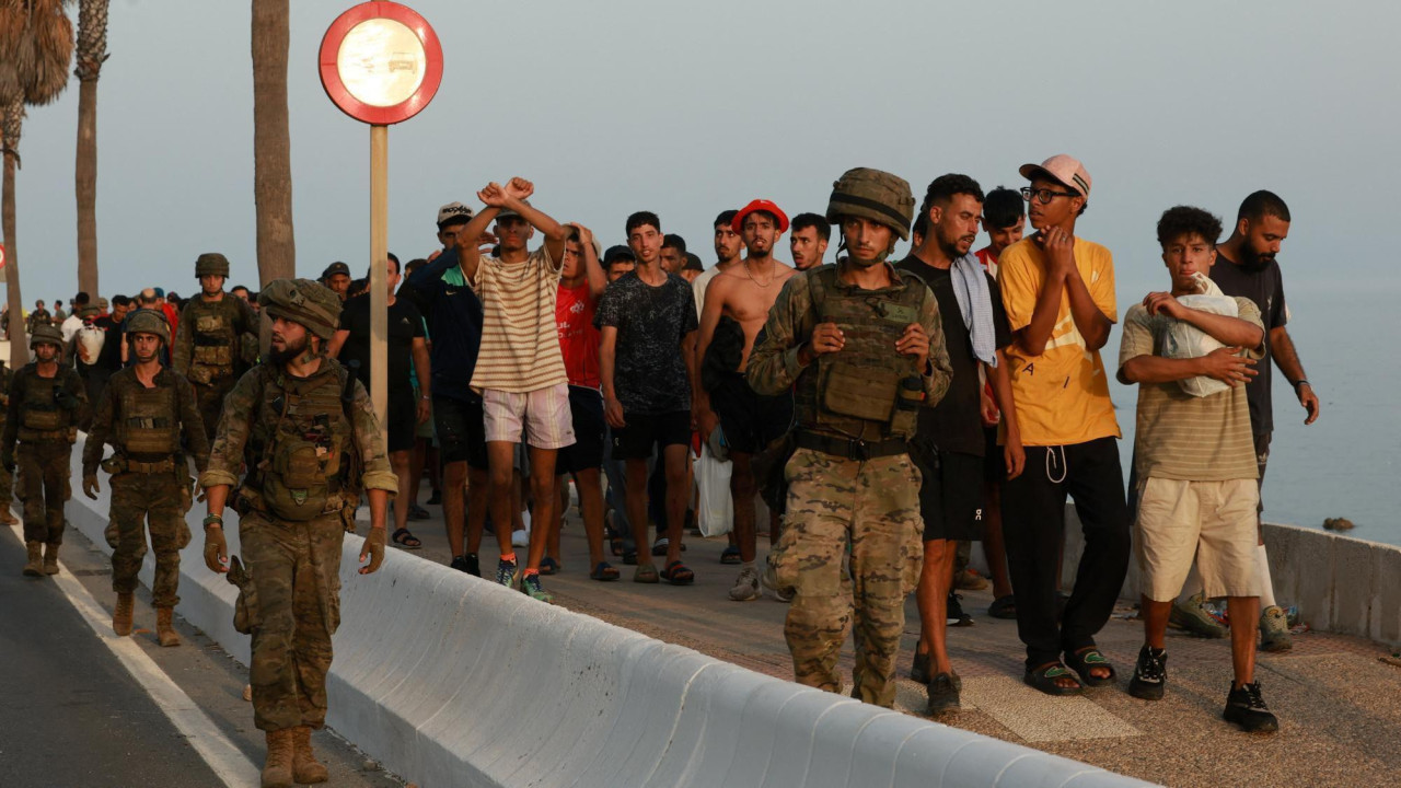 policija prati migrante pored obale
